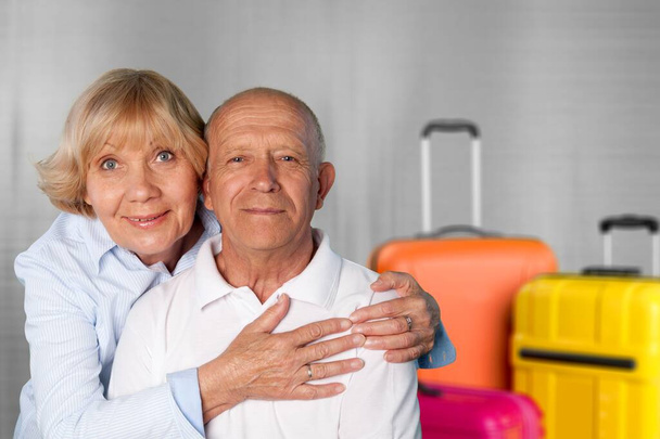 Portrét usměvavé vdané starší dvojice s kufry, dovolená výlet. - Fotografie, Obrázek