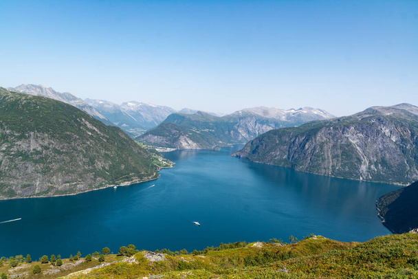 ノルウェーの澄んだ青い空の下で美しいノルウェーのフォージの自然の景色 - 写真・画像