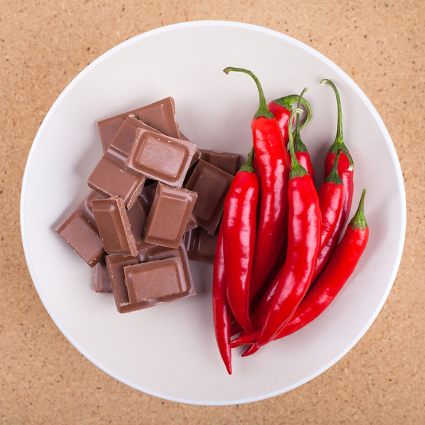 Čerstvé chilli papričky a čokoláda - Fotografie, Obrázek