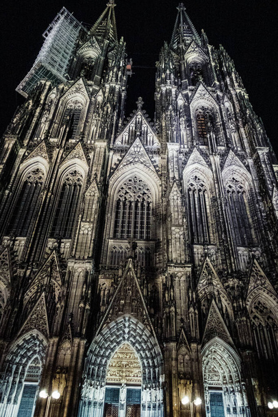 KOELN, GERMANY - Sep 12, 2021: A vertical shot of the Cologne Cathedral  in Cologne, Germany against a night sky - Fotó, kép
