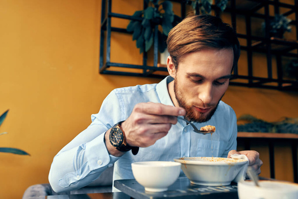 Мужчина обедает супом в ресторане - Фото, изображение