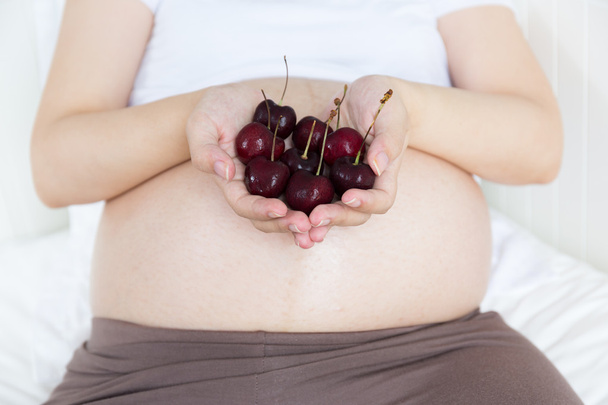 těhotné břicho s cherry - Fotografie, Obrázek