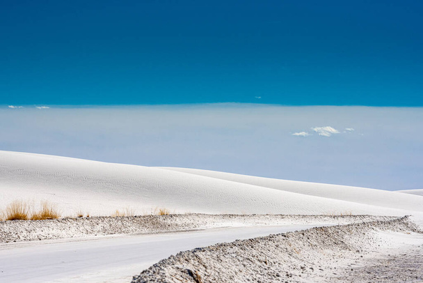 Κόβει δρόμο μέσα από White Sand Dunes Εθνικό Πάρκο - Φωτογραφία, εικόνα