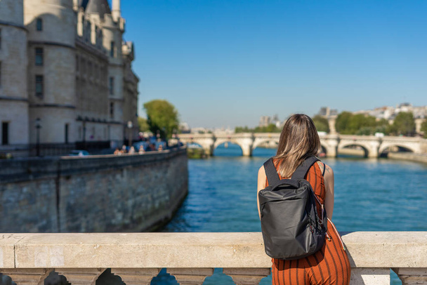 Turystka kontemplująca Sainte Chapelle w Paryżu, Francja - Zdjęcie, obraz