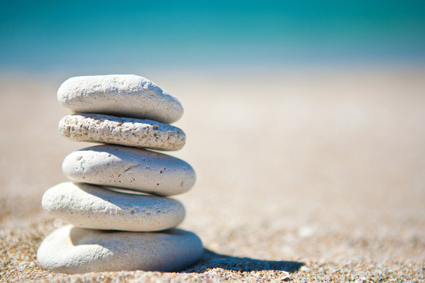 Стек білих каменів на тропічному пляжі
 - Фото, зображення