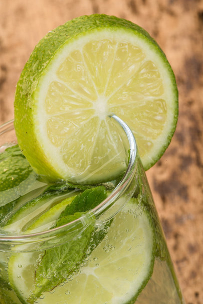 drink with lime and mint - Foto, imagen