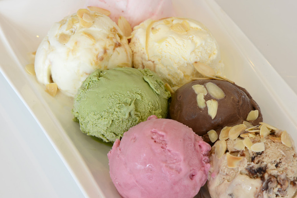 Семь ложек мороженого
. - Фото, изображение