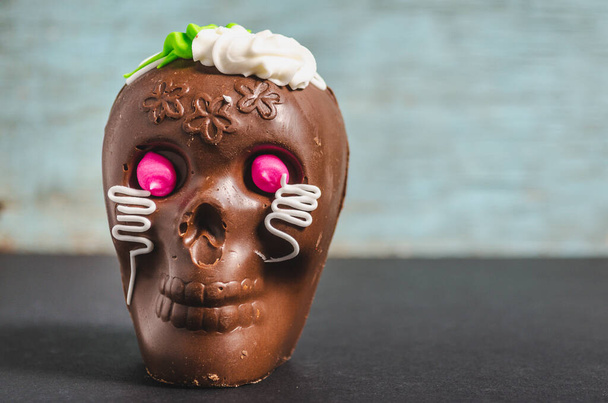 Pequeño cráneo de chocolate tradicional en México para la celebración del Día Muerto - Foto, Imagen