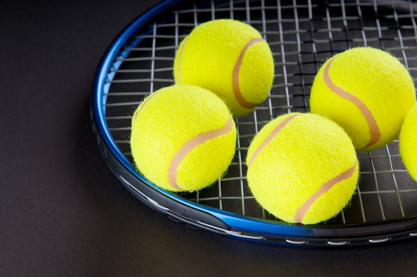 Concepto de tenis con pelotas y raqueta
 - Foto, Imagen