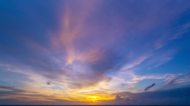 Tramonto o alba nuvole Timelapse Drammatico paesaggio tramonto con grandi nuvole di edificio Naturale cielo colorato Incredibile per il cinema digitale composizione sfondo Bella luce della natura timelapse - Filmati, video