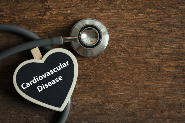 Szív- és érrendszeri betegség a szív alakú táblán sztetoszkóppal. fa alapon. Orvosi és kardiológiai koncepció. - Fotó, kép