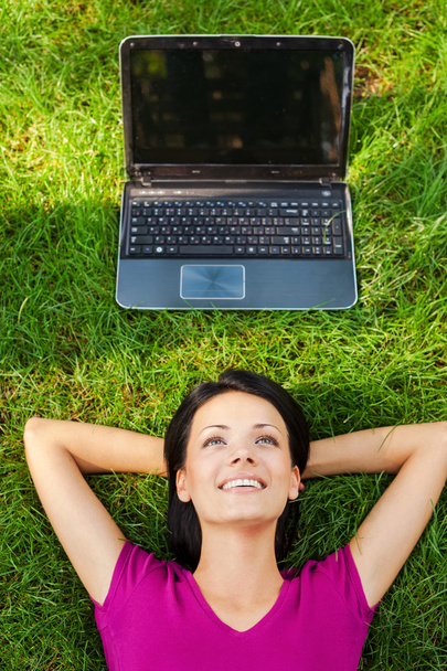 Žena ležící v trávě - Fotografie, Obrázek