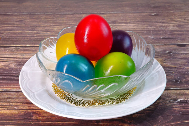Uova rimbalzante colorate. esperimento divertente per i bambini, l'uovo diventa rimbalzante a causa di una reazione chimica tra il guscio d'uovo e l'aceto. - Foto, immagini