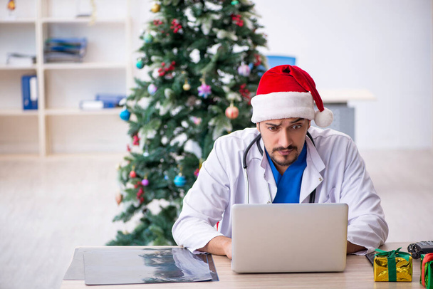 Young male doctor celebrating Christmas at the hospital - Foto, Imagen