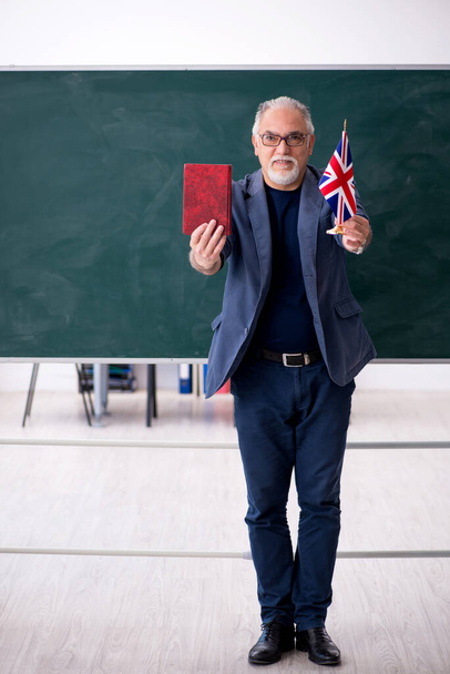 Velho professor de inglês masculino na sala de aula - Foto, Imagem