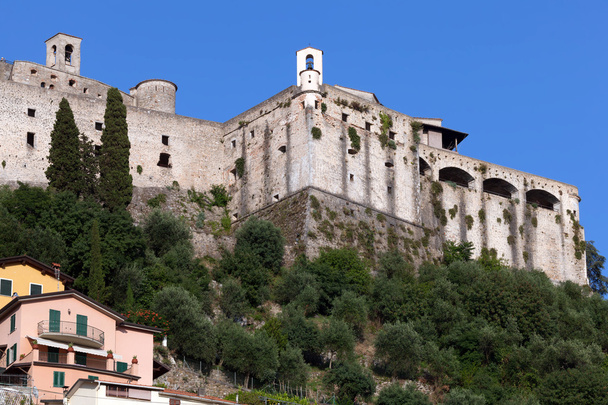Le puissant château Malaspina de Massa couronne le sommet d'une h rocheuse
 - Photo, image