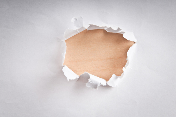 Dziura w papierze z rozdartymi bokami - Zdjęcie, obraz
