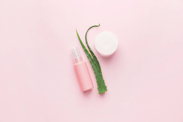 Verschiedene Kosmetikprodukte mit Aloe auf hellem Hintergrund - Foto, Bild