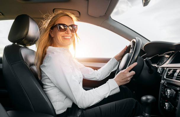 Happy business lady driving car - Foto, Imagen