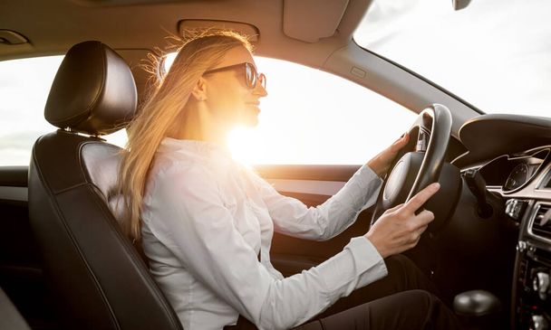 Female driver driving car - Foto, Imagen