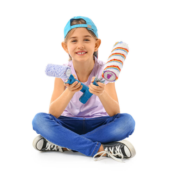 Bambina con rulli di vernice su sfondo bianco
 - Foto, immagini