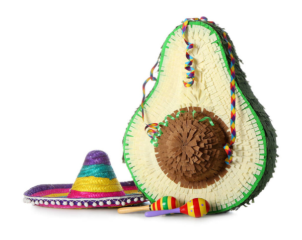 Μεξικανική pinata με sombrero καπέλο και maracas σε λευκό φόντο - Φωτογραφία, εικόνα