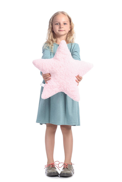 Χαριτωμένο κοριτσάκι με αστέρι παιχνίδι σε λευκό φόντο - Φωτογραφία, εικόνα