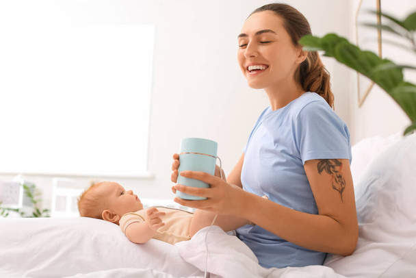Mãe e seu bebê com umidificador moderno no quarto - Foto, Imagem