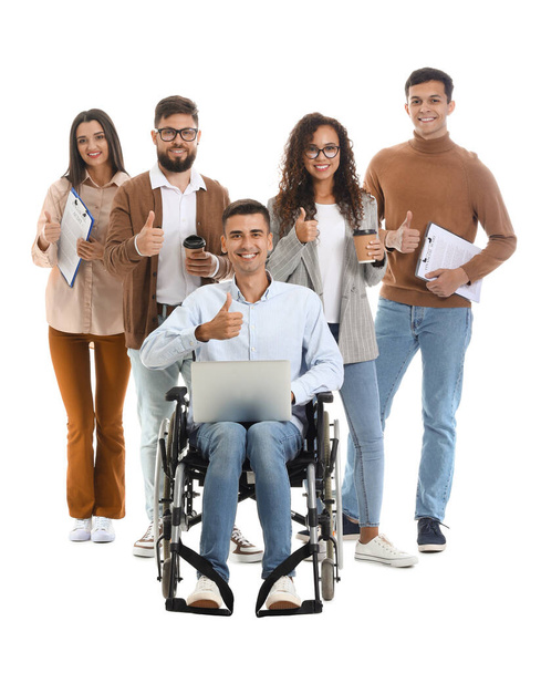 Άνδρας σε αναπηρική καρέκλα με τους συναδέλφους του σε λευκό φόντο - Φωτογραφία, εικόνα