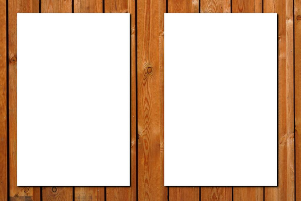 dwa puste arkusze papieru do broszury na drewnianej desce brązowe tło w białym płaskim leżaku makiety - Zdjęcie, obraz