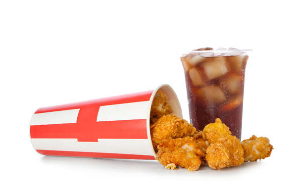 Secchio di carta con gustoso pollo popcorn e tazza di plastica di cola su sfondo bianco - Foto, immagini
