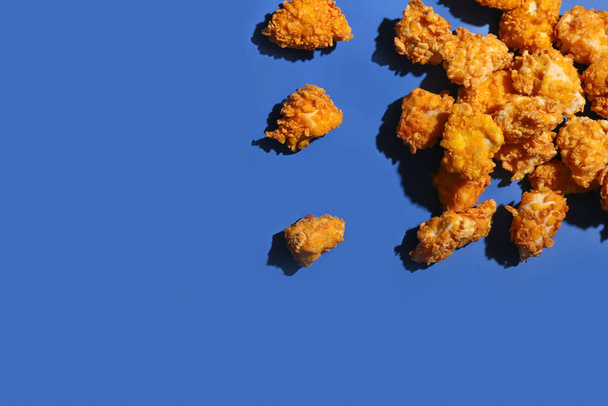 Křupavé popcorn kuře na modrém pozadí - Fotografie, Obrázek