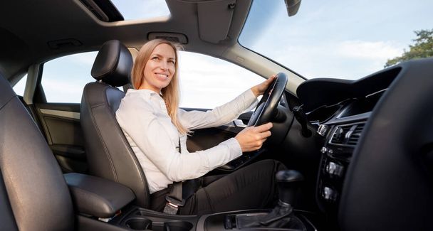 Woman driving car - Fotó, kép