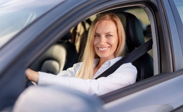 Portrait of woman in car - Фото, изображение