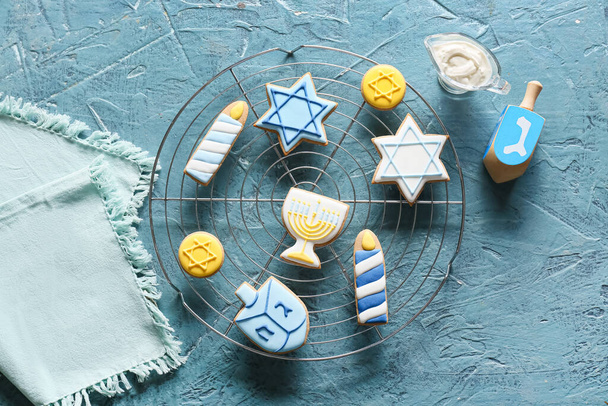 Hűtőállvány ízletes cookie-k Hanuka ünneplés színes háttér - Fotó, kép
