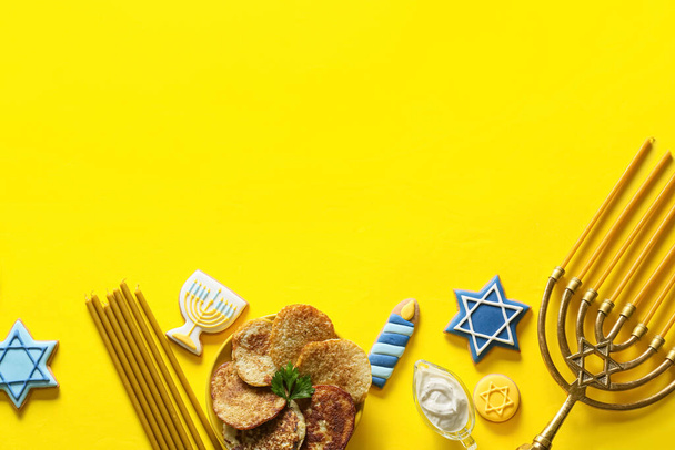 Símbolos diferentes de Hanukkah em fundo de cor - Foto, Imagem