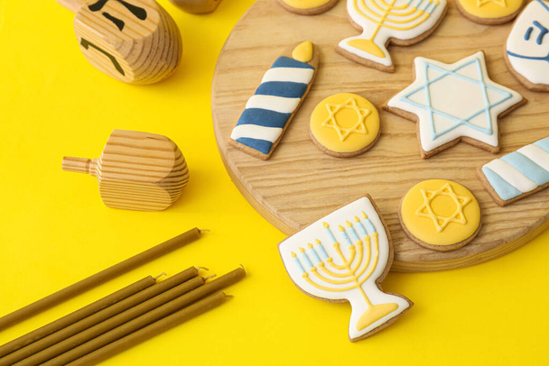 Tábla ízletes cookie-k Hanuka ünneplés színes háttér - Fotó, kép
