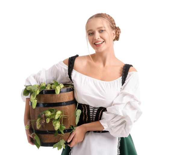 Mulher bonita em traje tradicional alemão e com barril de cerveja no fundo branco - Foto, Imagem