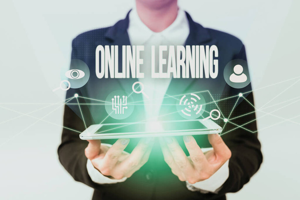 Exhibición conceptual Aprendizaje en línea. Escaparate de negocios Larning con la ayuda de Internet y una computadora Lady In Uniform que sostiene el teléfono y muestra la pantalla virtual futurista - Foto, Imagen