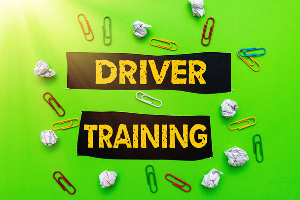 Schrijven met tekst Driver Training. Internet Concept bereidt een nieuwe bestuurder voor op het verkrijgen van een rijbewijs Vormen van nieuwe gedachten Ontdekken van nieuwe ideeën Aanvaarden van wijzigingen - Foto, afbeelding