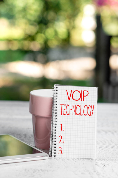 Inspiration zeigt Zeichen der Voip-Technologie. Word for use Internet als Übertragungsmedium für Telefongespräche Beruhigende und erfrischende Umgebung, Garten-Café-Ideen - Foto, Bild