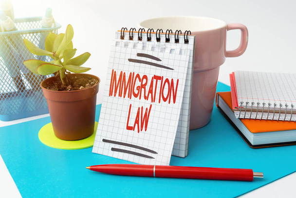 Πινακίδα που δείχνει το νόμο μετανάστευσης. Επιχειρηματική επίδειξη Η μετανάστευση ενός πολίτη πρέπει να είναι νόμιμη στην πραγματοποίηση ταξιδιών Tidy Workspace Setup Writing Desk Εργαλεία και Εξοπλισμός Σημειώσεις - Φωτογραφία, εικόνα