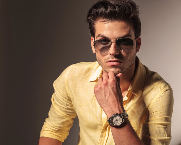 attraktiver Mann mit Sonnenbrille am Kinn - Foto, Bild