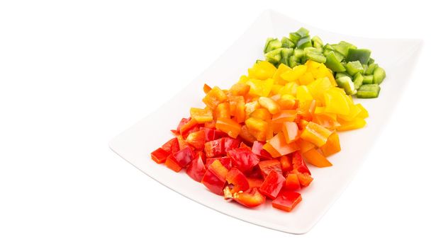 πολύχρωμες πιπεριές ψιλοκομμένα σε ένα πιάτο - Φωτογραφία, εικόνα