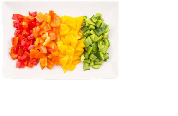 πολύχρωμες πιπεριές ψιλοκομμένα σε ένα πιάτο - Φωτογραφία, εικόνα