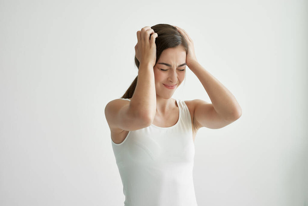 γυναίκα σε λευκό t-shirt υγείας πρόβλημα πονοκέφαλος συναισθήματα δυσαρέσκεια - Φωτογραφία, εικόνα