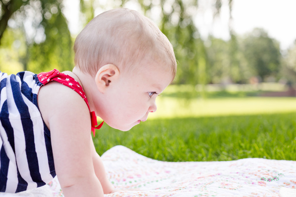 Söpö vauva tyttö puistossa
 - Valokuva, kuva