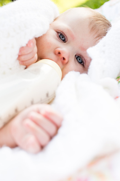Mignon bébé fille avec son biberon
 - Photo, image