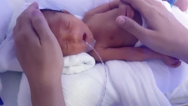 Close up uma mãe tocar o bebê prematuro atender exigência nutricional alimentado com tubo de alimentação - Filmagem, Vídeo