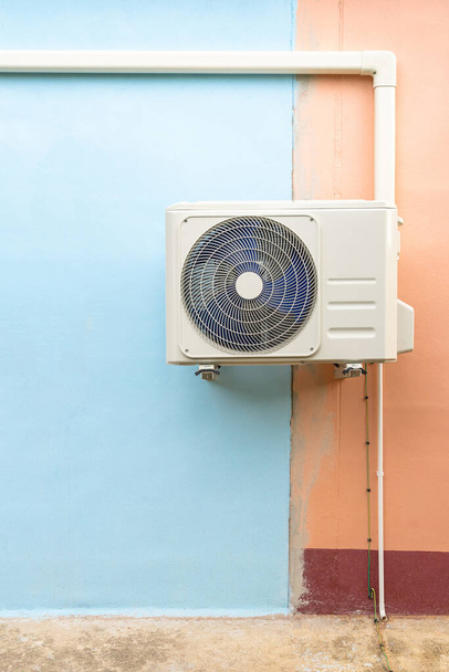 Brennwertgerät von Klimaanlagen. Kälteaggregat an der Wand installiert. - Foto, Bild